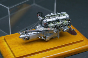 1:18 M-133 CMC Aston Martin DB4 GT Engine with showcase