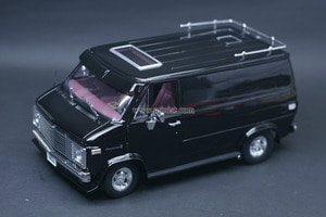  1:18 1976 Chevy G-Series Van - Black